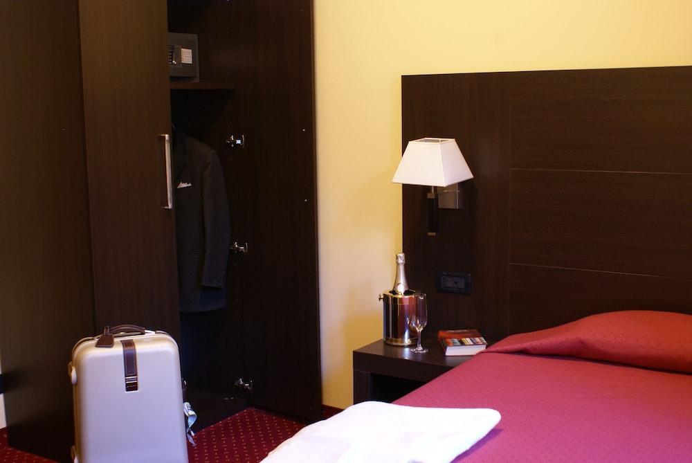 Hotel Versailles Rome Exterior photo